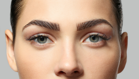 Augenbrauen zupfen - Augenbrauen zupfen: Tipps und Tricks für die perfekte Form