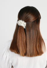 TRISA Fashion Perlen Haarklammer und Scrunchie Set weiss...